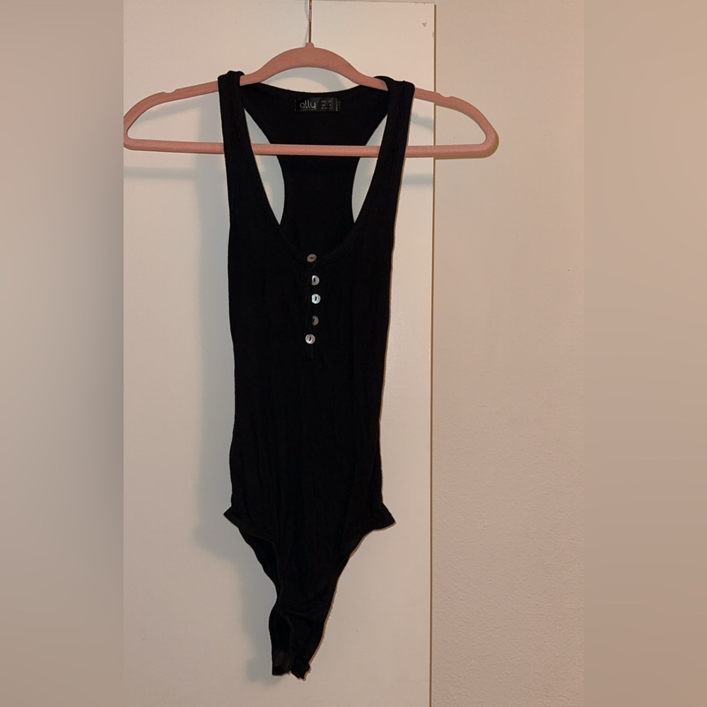 Black ribbed scoop neck bodysuit with button detailing- SIZE VS